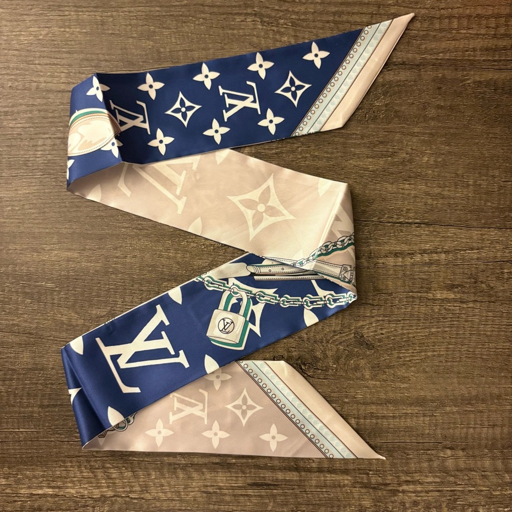 Louis Vuitton Blue and Cream Scarf - Picture 2 of 4